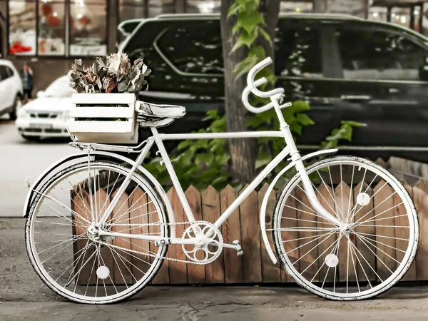 Покрашенный Белый Велосипед Улице Европейского Города Рядом Дорогой Автомобилями — стоковое фото