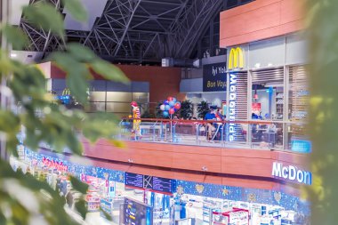 Istanbul, Havaalanı - Şubat, 2019: Uluslararası Havaalanı arka plan. Hall bekliyor. Duty free zone alışveriş. McDonalds fast food Restoran.