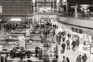 Istanbul, Havaalanı - Şubat, 2019: Uluslararası Havaalanı arka plan. Hall bekliyor. Bagaj muayene. Metal dedektörleri. Yukarıdan siyah ve beyaz renkte görüntülemek
