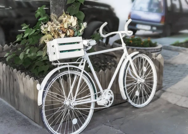 Bicicleta retro blanca con caja de madera con flores en la calle de la ciudad — Foto de Stock