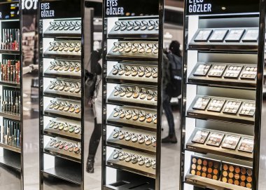 Istanbul, Havaalanı - Şubat, 2019: Dekoratif kozmetik göz gölgeler duty free Shop raflarda.