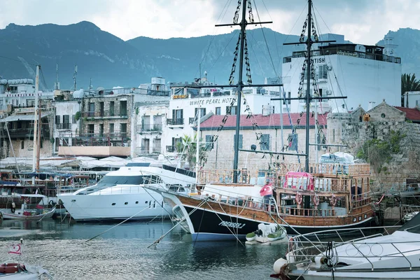 CYPRUS - WINTER, 2019: Sea pier with boats, ships and yachts. Seascape on a background of mountains — Stock Photo, Image