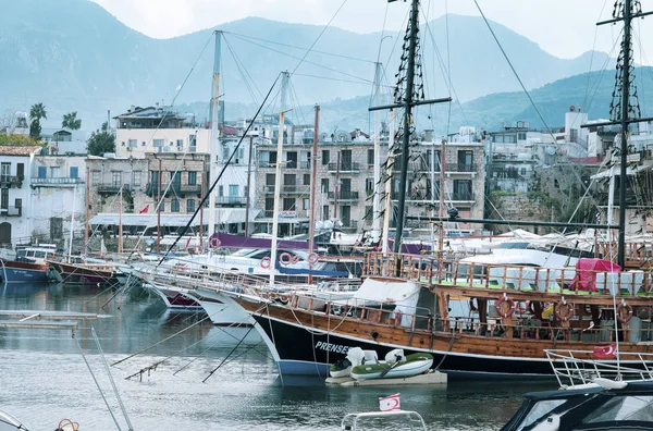 Kyrenia, Kypr - zima, 2019: Moře molo s čluny, lodě a jachty. Krásná krajina na pozadí hor — Stock fotografie