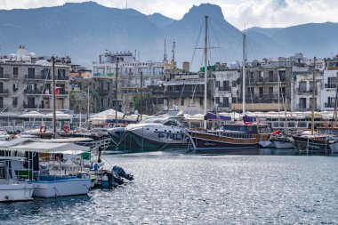 Girne, Kıbrıs - kış, 2019: Girne şehir. Sahil mimarisi. Tarihi ve turistik yer.