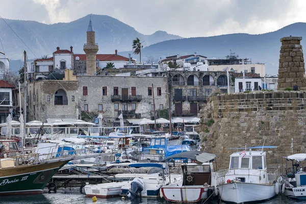 Girne, Kıbrıs - kış, 2019: Girne sahil. Tekneler, gemiler ve yatlar ile deniz iskelesi. Tarihi ve turistik yer.