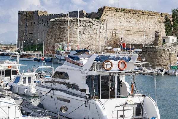 Kyrenia, Kypr - zima, 2019: Kyrenia castle. Moře molo s čluny, lodě a jachty. Historické a turistické místo. — Stock fotografie