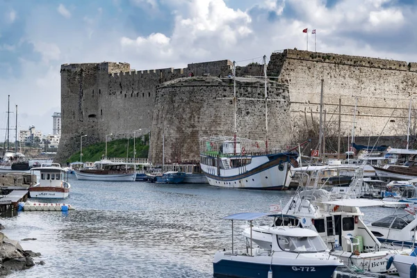 Kypr - zima, 2019: Kyrenia castle. Moře molo s čluny, lodě a jachty. Přímořská krajina. — Stock fotografie