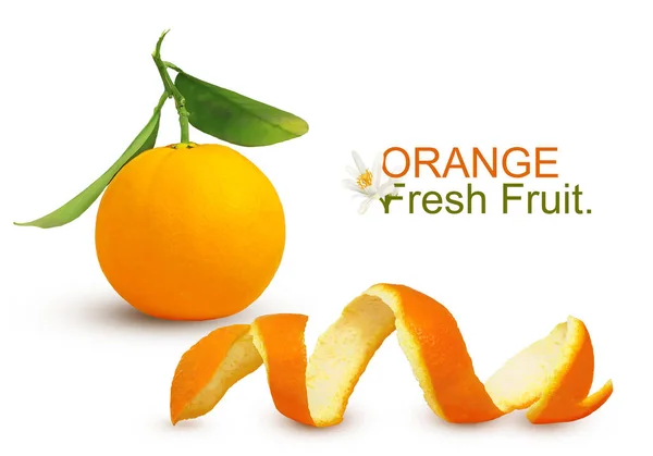 Jedno čerstvé neloupané oranžové citrusové plody se zelenými listy na stonku a spirálovitá slupka izolovaná na bílém pozadí. — Stock fotografie