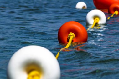 Yakın çekim parlak kırmızı ve beyaz coloers su yüzeyinde şamandıralar. Derinlik izleri. Su güvenliği.