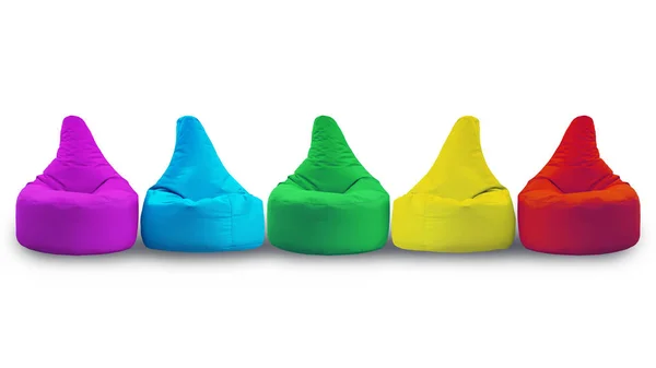Sor öt lágy színes nagy Bean táskák székek elszigetelt fehér háttér. Tervezési objektumok — Stock Fotó