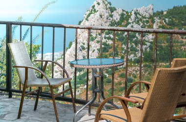 Kaya, şehir, mavi deniz ve gökyüzü üst güzel bir görünüm ile Kıbrıs dağlarında küçük bir rahat kafe.