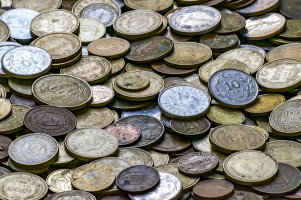 異なる年のトルコの通貨。金属コインレトロやヴィンテージのお金の背景。古いコインの大きな山. — ストック写真