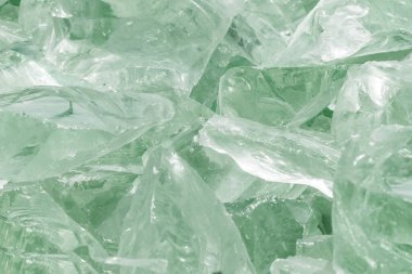 Yakın çekim açık yeşil şeffaf taşlar arka plan. Doğal çevre dekoratif malzeme. Peyzaj