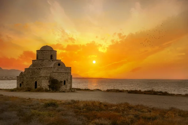 Edifício histórico de pedra velha na costa do mar ao pôr do sol no norte de Chipre . — Fotografia de Stock
