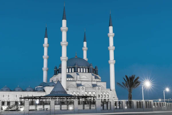 Mešita hálský sultán Camii v Nicosii, Severní Kypr ve večerním čase. Muslimské náboženství. — Stock fotografie