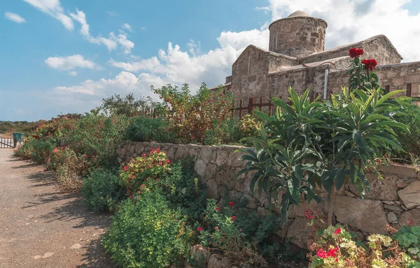 Norte de Chipre um museu ao ar livre. Igreja Panayia Pergaminiotissa, uma igreja bizantina, que data do século XI. O jardim ao redor do museu . — Fotografia de Stock