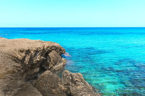 Bela paisagem marinha com uma praia rochosa e água do mar calma azul clara. Norte de Chipre natureza fundo — Fotografia de Stock