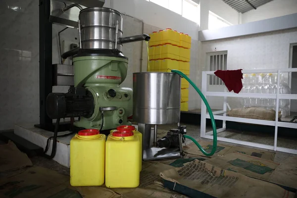 Chipre, Kyrenia - Octubre de 2019: El proceso de producción de aceite de oliva en una fábrica de aceite moderna en el norte de Chipre. Máquina de prensa de aceite para prensado en frío — Foto de Stock