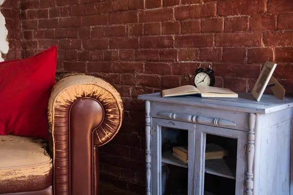 Ein Alter Brauner Sessel Und Eine Uhr Mit Einem Buch — Stockfoto