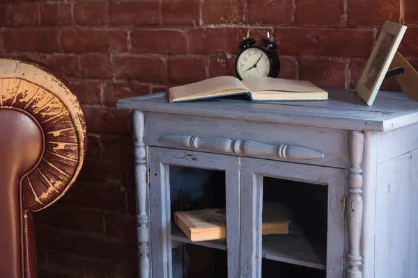 Relógio Mesa Com Livro Armário Madeira Contra Fundo Parede Tijolo — Fotografia de Stock