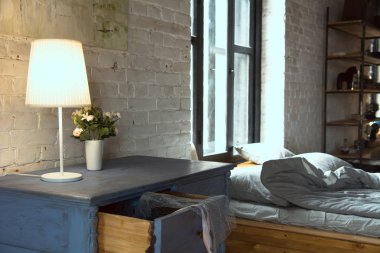 Keten ve cam kenarında minder yatak için ahşap çekmeceli ile lamba.