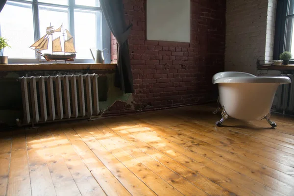 Innenraum Eines Zimmers Mit Einer Schönen Luxus Vintage Badewanne Auf — Stockfoto