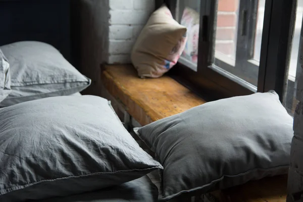 Primer Plano Almohadas Grises Cama Cerca Ventana — Foto de Stock