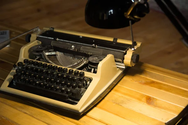 Egy Régi Typewriter Világít Lámpa Egy Fából Készült Lakkozott Asztal — Stock Fotó