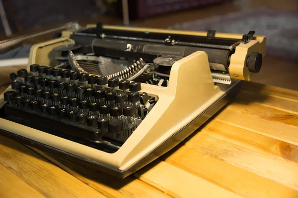 Egy Régi Typewriter Világít Lámpa Egy Fából Készült Lakkozott Asztal — Stock Fotó