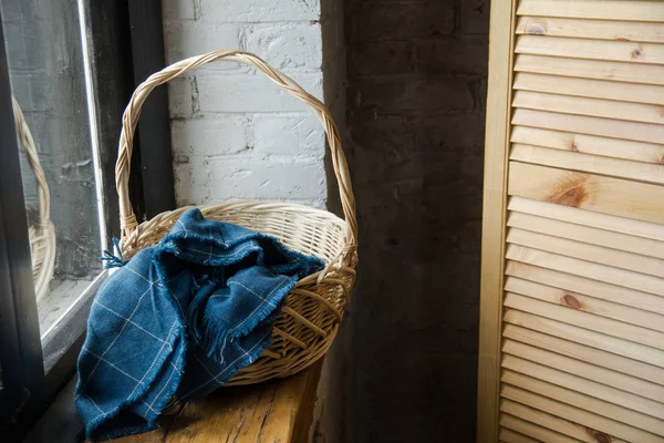 Geweven Mand Bedekt Met Een Blauw Doek Van Soty Vensterbank — Stockfoto