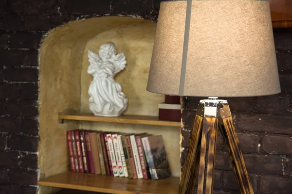 Lampe Sur Pieds Bois Bibliothèque Avec Ange Porcelaine Dans Une — Photo