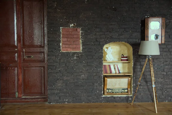 Interior Sala Com Uma Lâmpada Livros Rádio Relógio Parede Parede — Fotografia de Stock