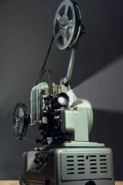 Karanlık bir arka plan üzerine bir film ile sinema tasarı.