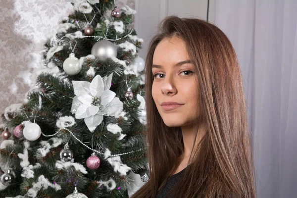 Porträtt Ung Kvinna Svart Klänning Bakgrunden Jul Fir — Stockfoto