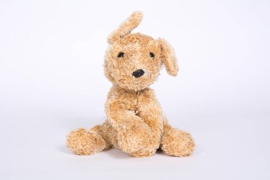 Yumuşak oyuncak köpek beyaz arka plan üzerinde izole kabarık kulaklar ile.
