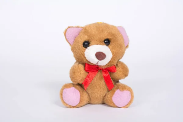 Urso Brinquedo Macio Com Arco Vermelho Fundo Branco — Fotografia de Stock