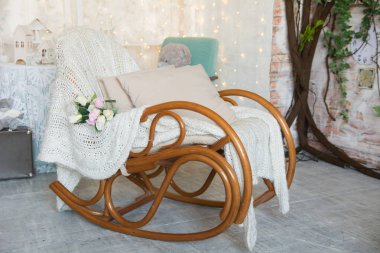 Arka plan ile sallanan sandalye yastık bir rustik tarzı ile.