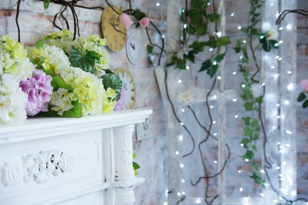 Mesa Decorativa Con Flores Artificiales Fondo Guirnaldas Ardientes —  Fotos de Stock