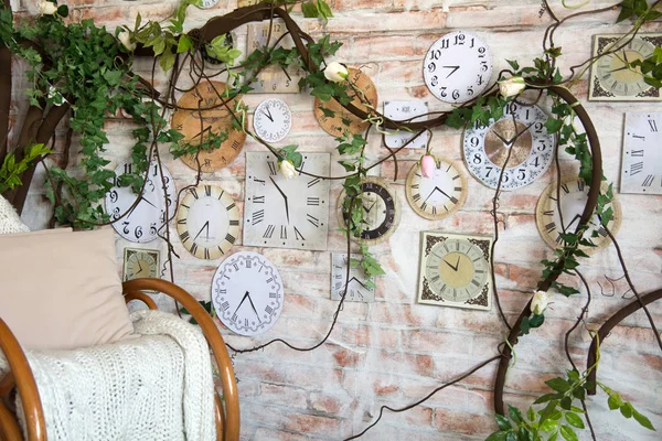 Mur Fond Avec Des Branches Fleurs Des Horloges Papier Fauteuil — Photo