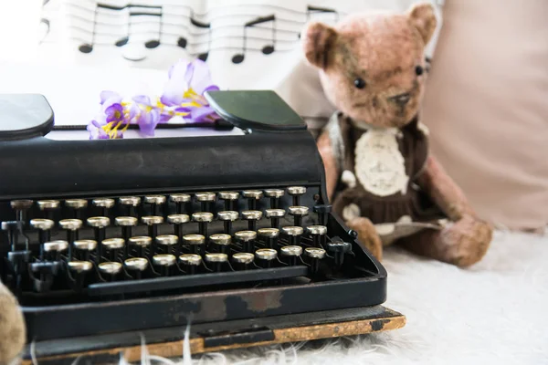 Alte Schwarze Schreibmaschine Mit Einem Teddybär Auf Dem Hintergrund Eines — Stockfoto