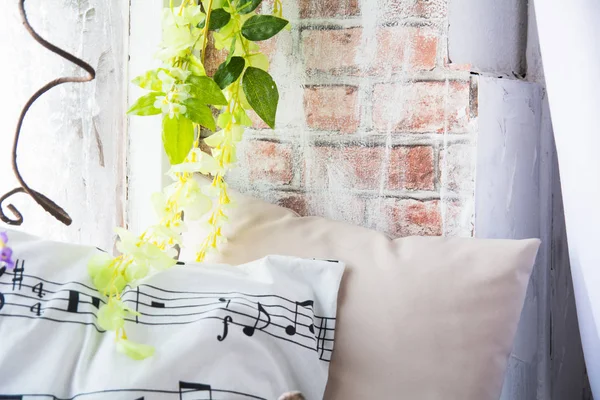 Travesseiro Com Notas Musicais Parapeito Janela Com Flores Parede Tijolo — Fotografia de Stock