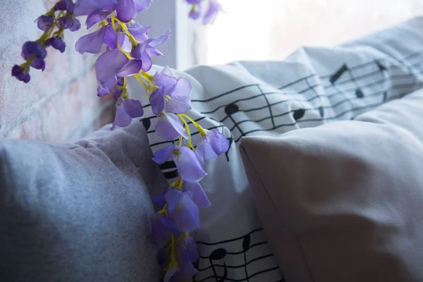 Flores Artificiais Roxas Peitoril Janela Com Almofadas Notas Musicais Pintadas — Fotografia de Stock