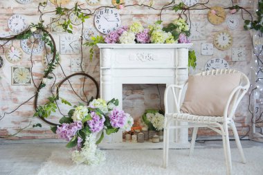 Bir şömine ve duvardaki bir saat ile bir odası iç tasarım.