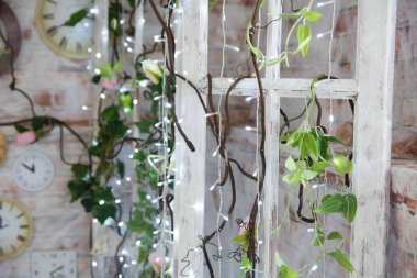 Bir ülke oda iç parlak ışıklar ile bir saat ve bir kapı ile çelenk