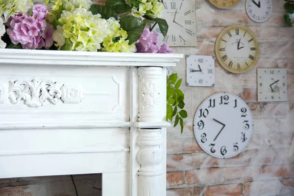 Lareira decorativa canto e fundo da parede com relógio e flores — Fotografia de Stock