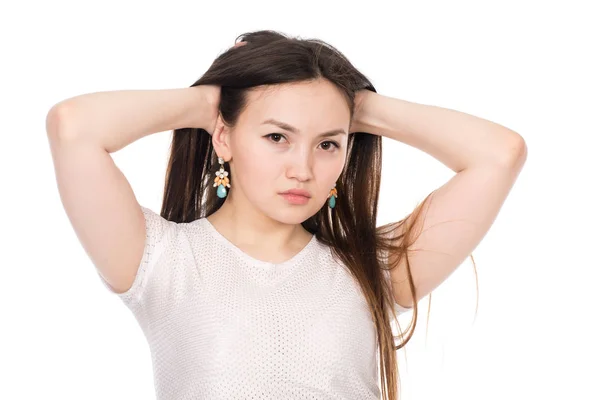 Portrét asijské ženy s dlouhými vlasy v izolaci — Stock fotografie