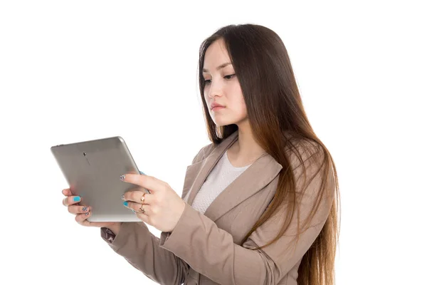 Porträt asiatische Frau mit Laptop-Tablet isoliert über weißem Hintergrund — Stockfoto