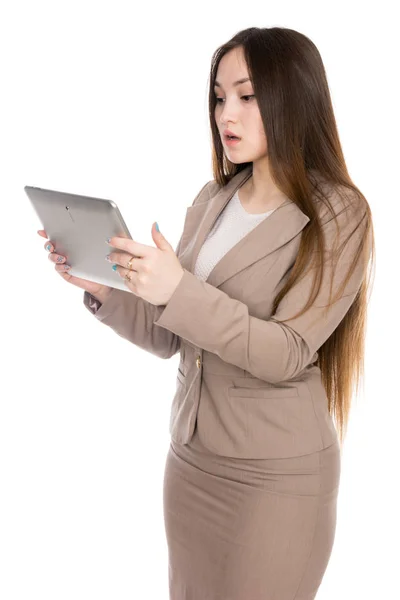 Porträt asiatische Frau mit Laptop-Tablet isoliert über weißem Hintergrund — Stockfoto