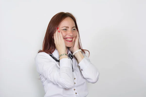 Närbild av en leende rödhårig kvinna med händerna på kinder ser bort isolerade — Stockfoto
