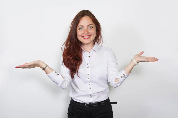 Lächelnde Frau in heller Bluse, die Hände getrennt über weißem Hintergrund — Stockfoto